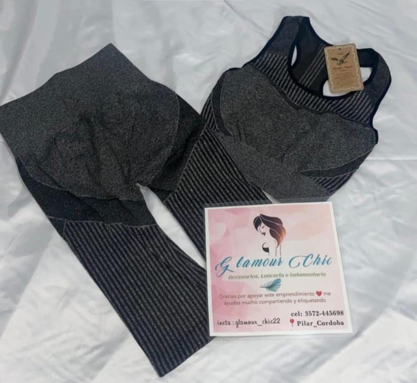 Conjunto deportivo gris: sujetador deportivo y leggings, con el logotipo 