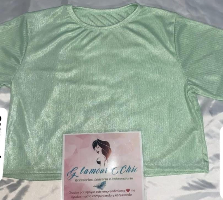 Top corto texturizado de color verde claro; tarjeta de visita de 