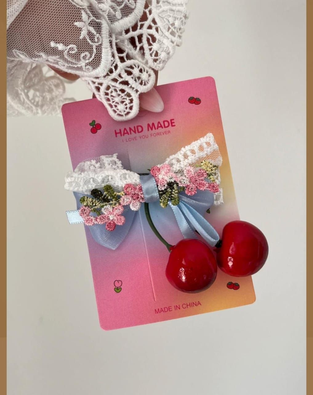 Hebilla pico cerezas y moño celeste