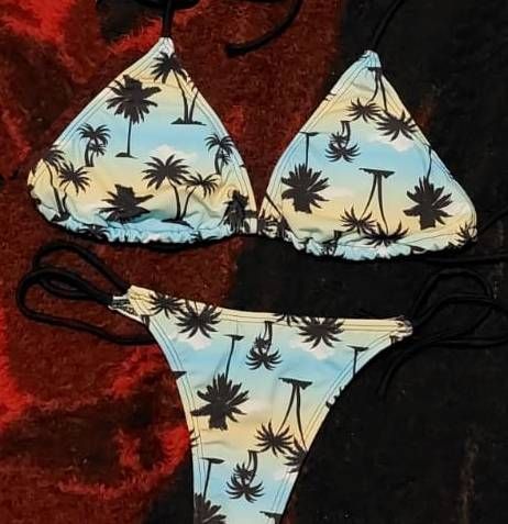 Conjunto de bikini con estampado de palmeras, cielo azul y amarillo, tiras negras.