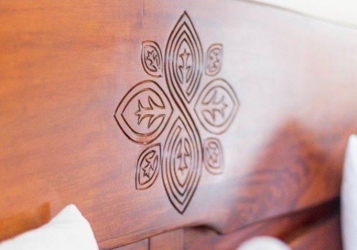 Un cabecero de madera con un diseño celta.