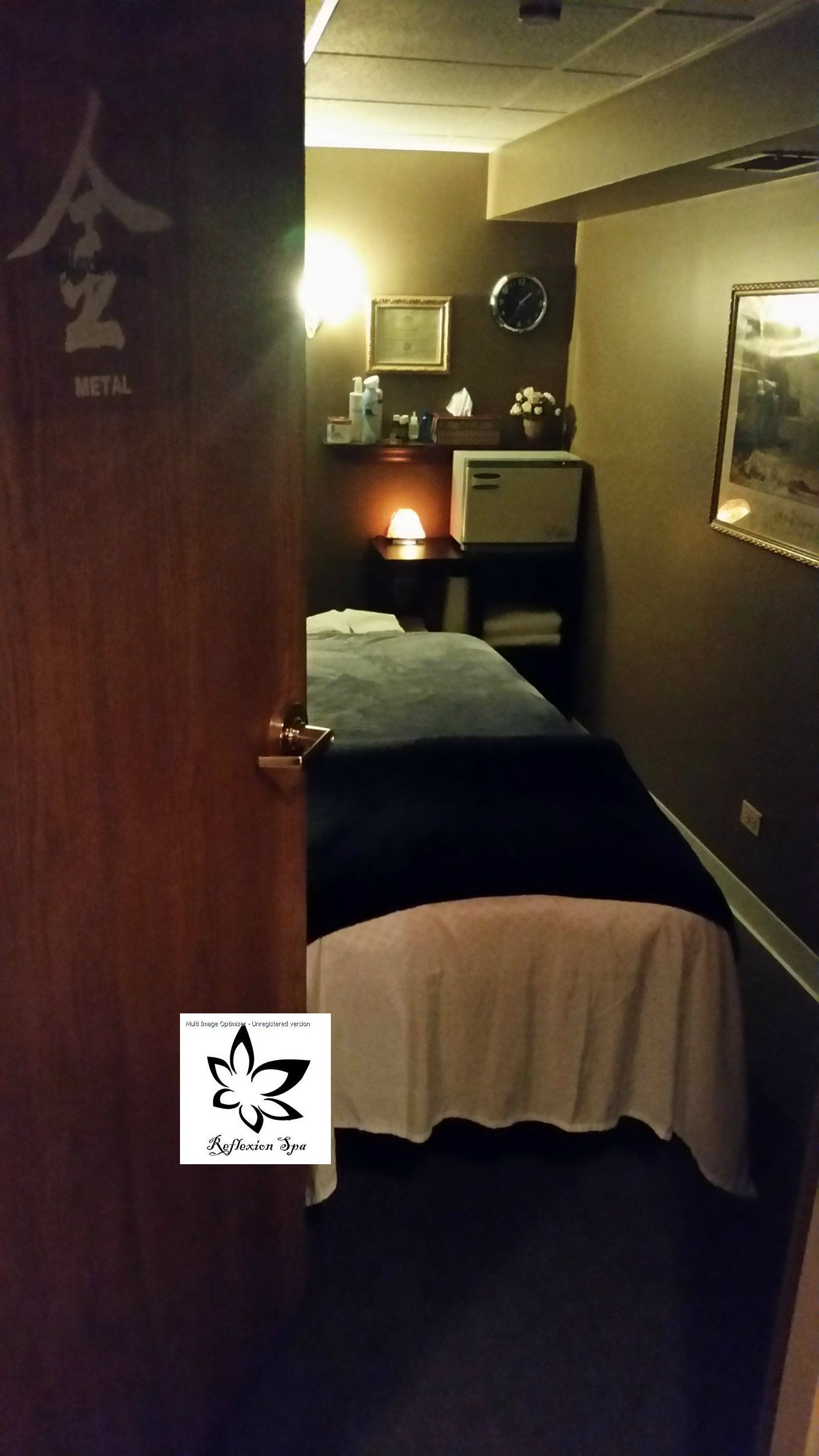 A room with two massage beds and a sign that says ' n2 ' on it