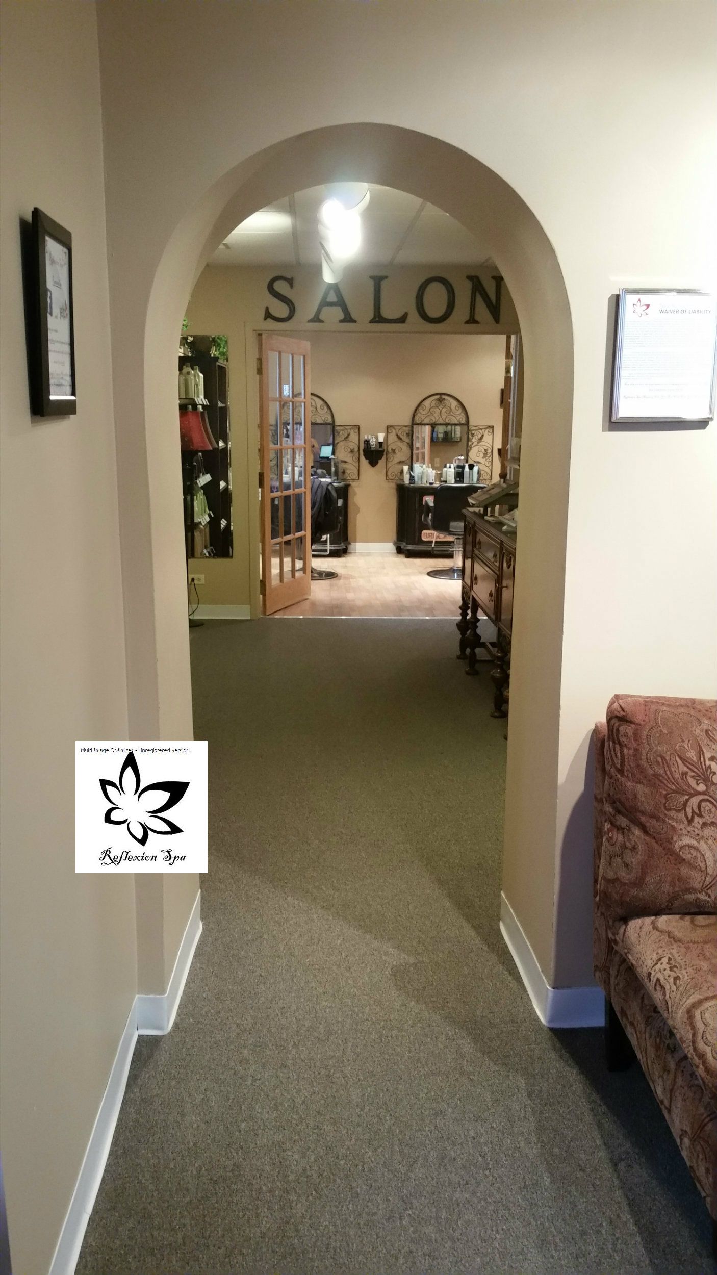 A hallway with a sign that says salon on it