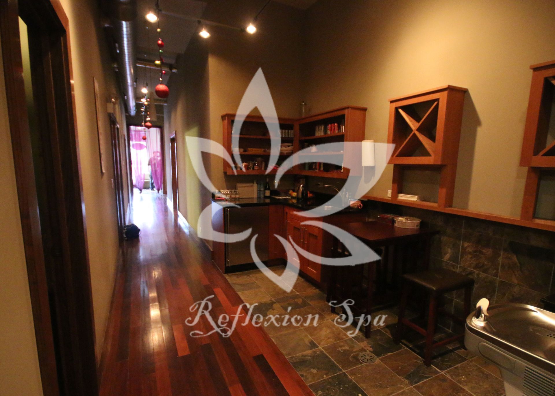 A long hallway with reflection spa written on the wall