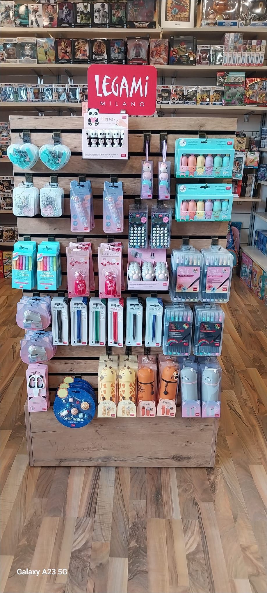 Una vetrina piena di vari articoli 