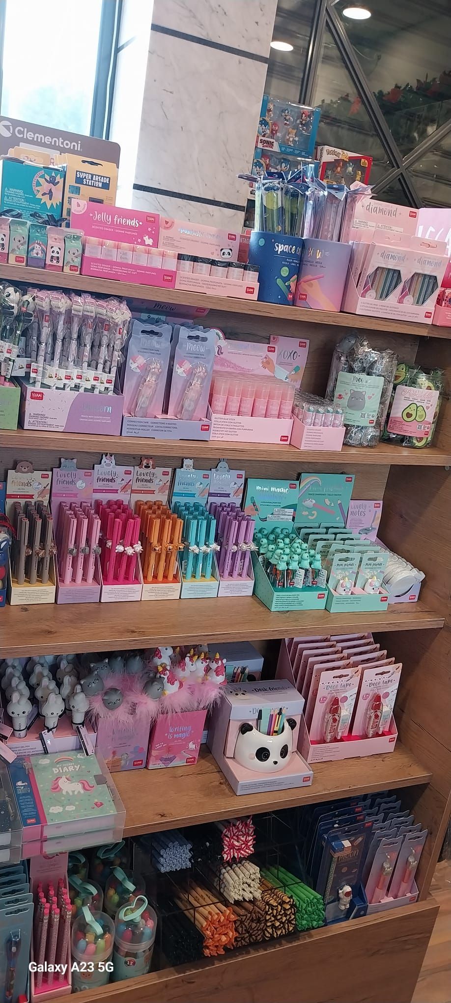 Uno scaffale pieno di penne e matite 