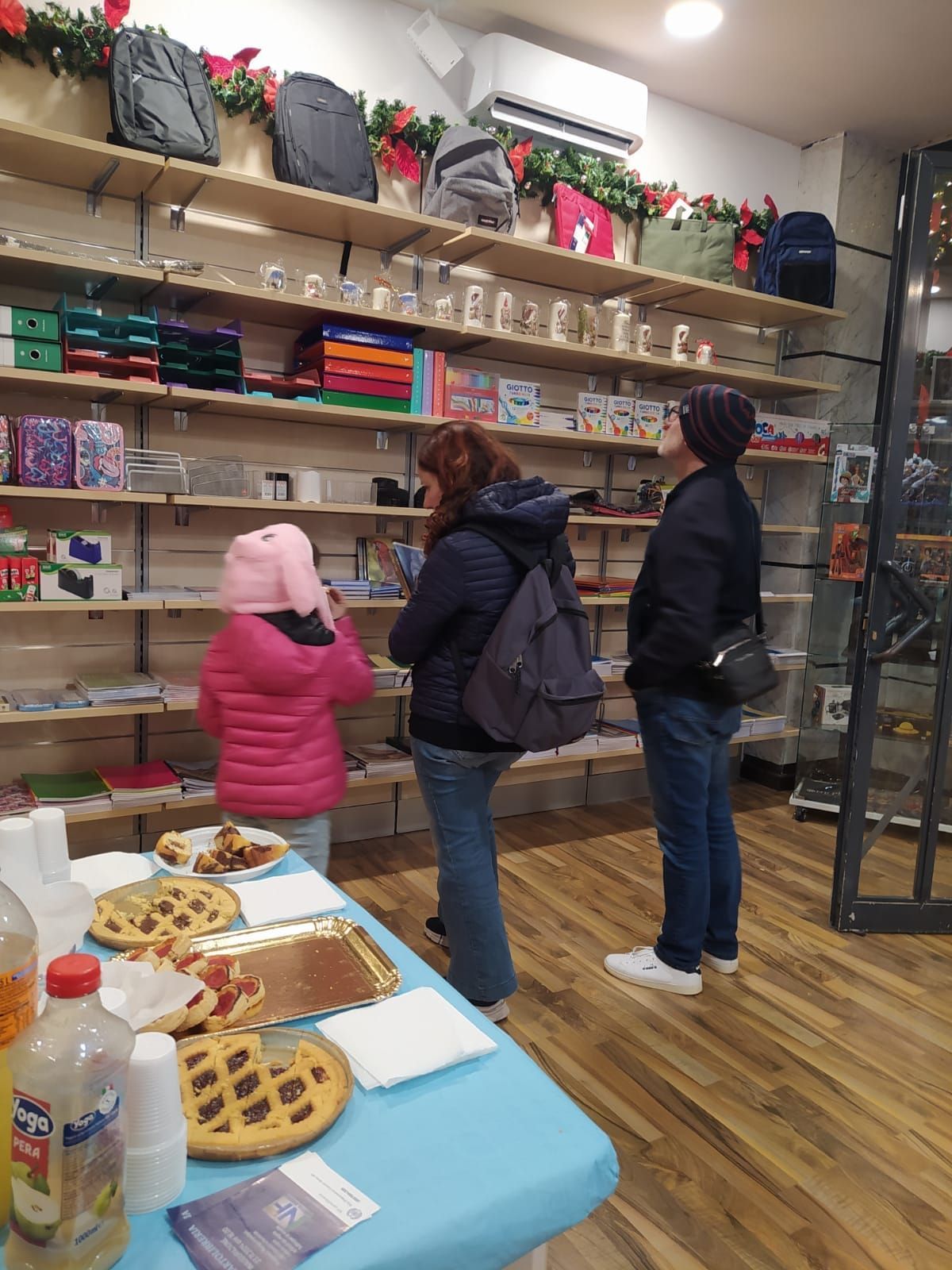 Un gruppo di persone in piedi attorno a un tavolo in un negozio