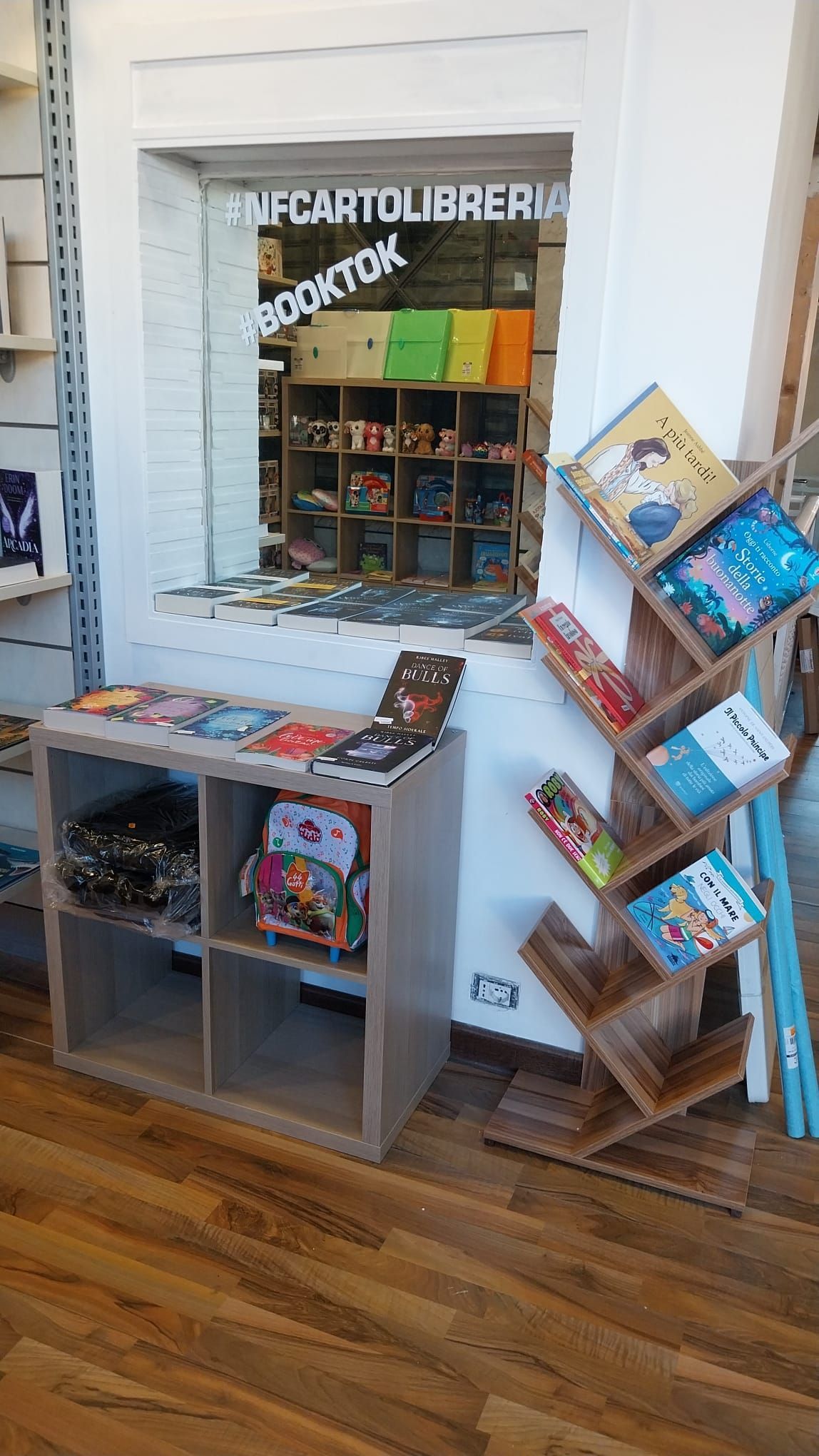 Uno scaffale con dei libri in un negozio.