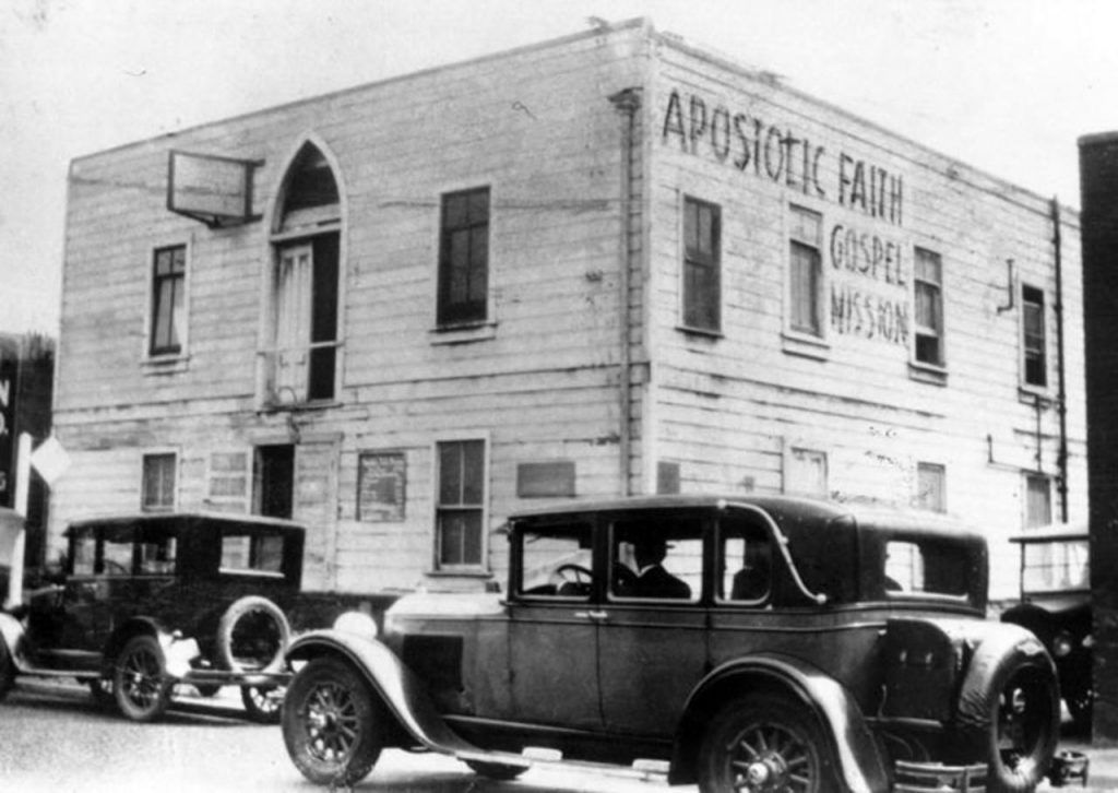 Two cars in front of a two-story building, 