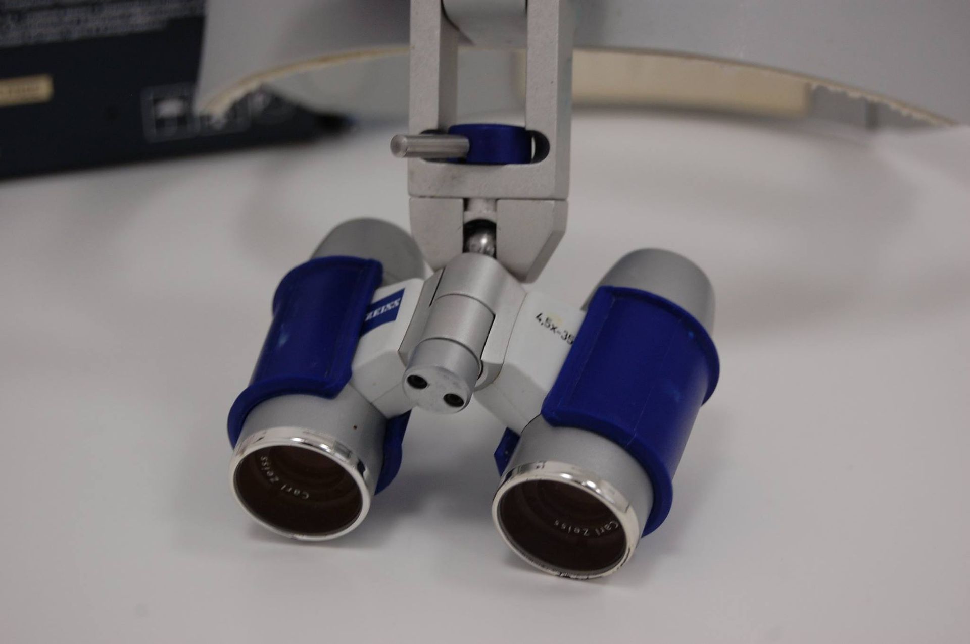 Un binocolo seduto sopra un tavolo