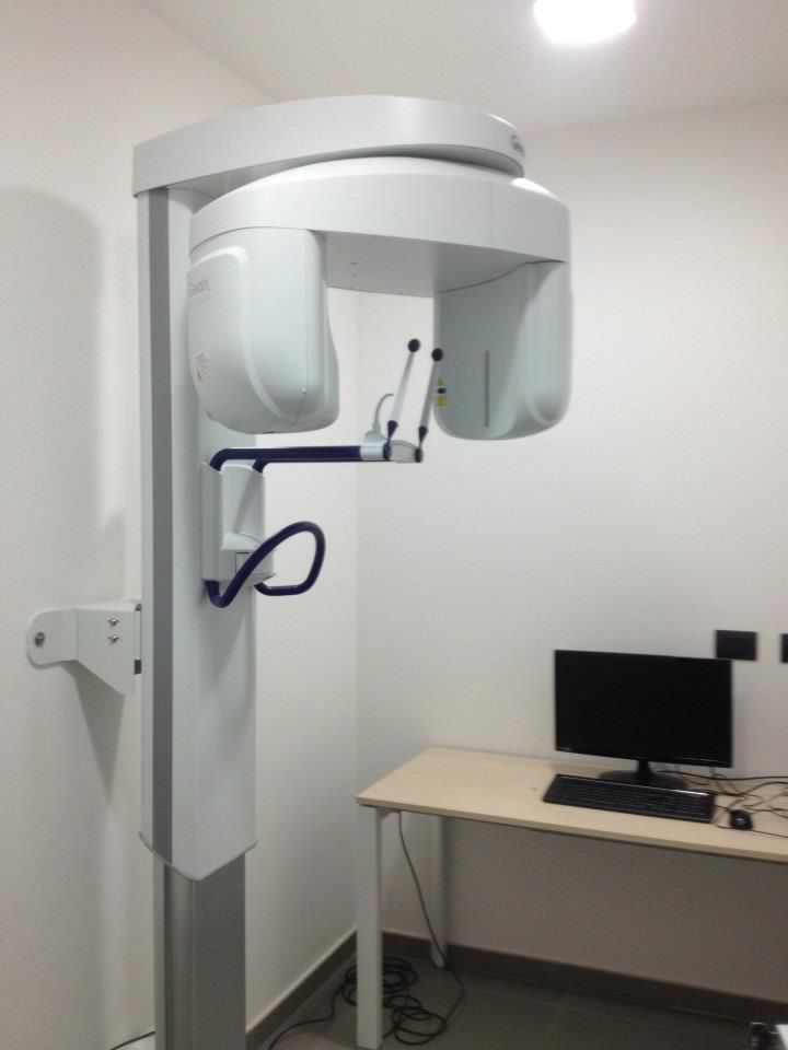 Un palo nero è appoggiato su un tavolo di vetro.