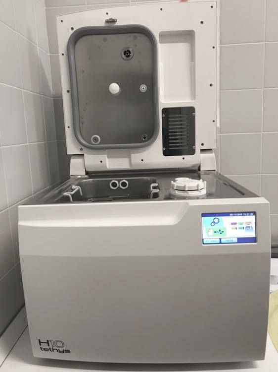 Su un bancone è appoggiata una macchina con il coperchio aperto.