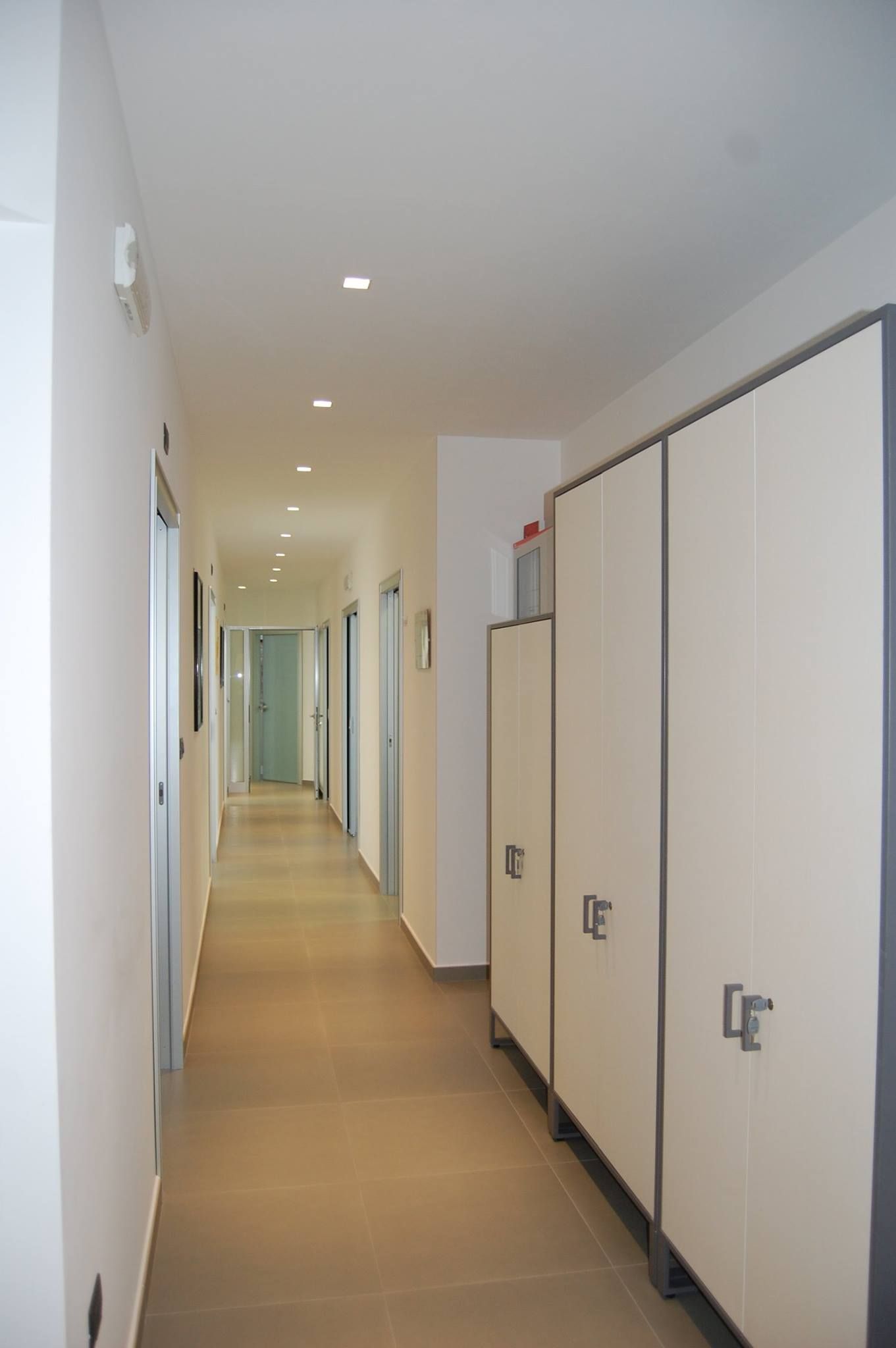Un lungo corridoio con molti armadietti
