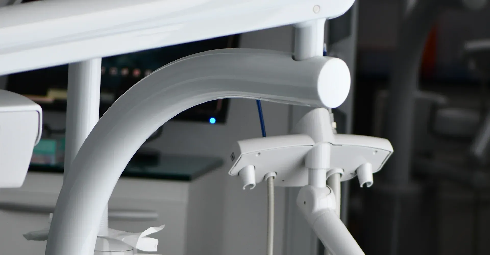 Un primo piano di una poltrona odontoiatrica in uno studio dentistico.