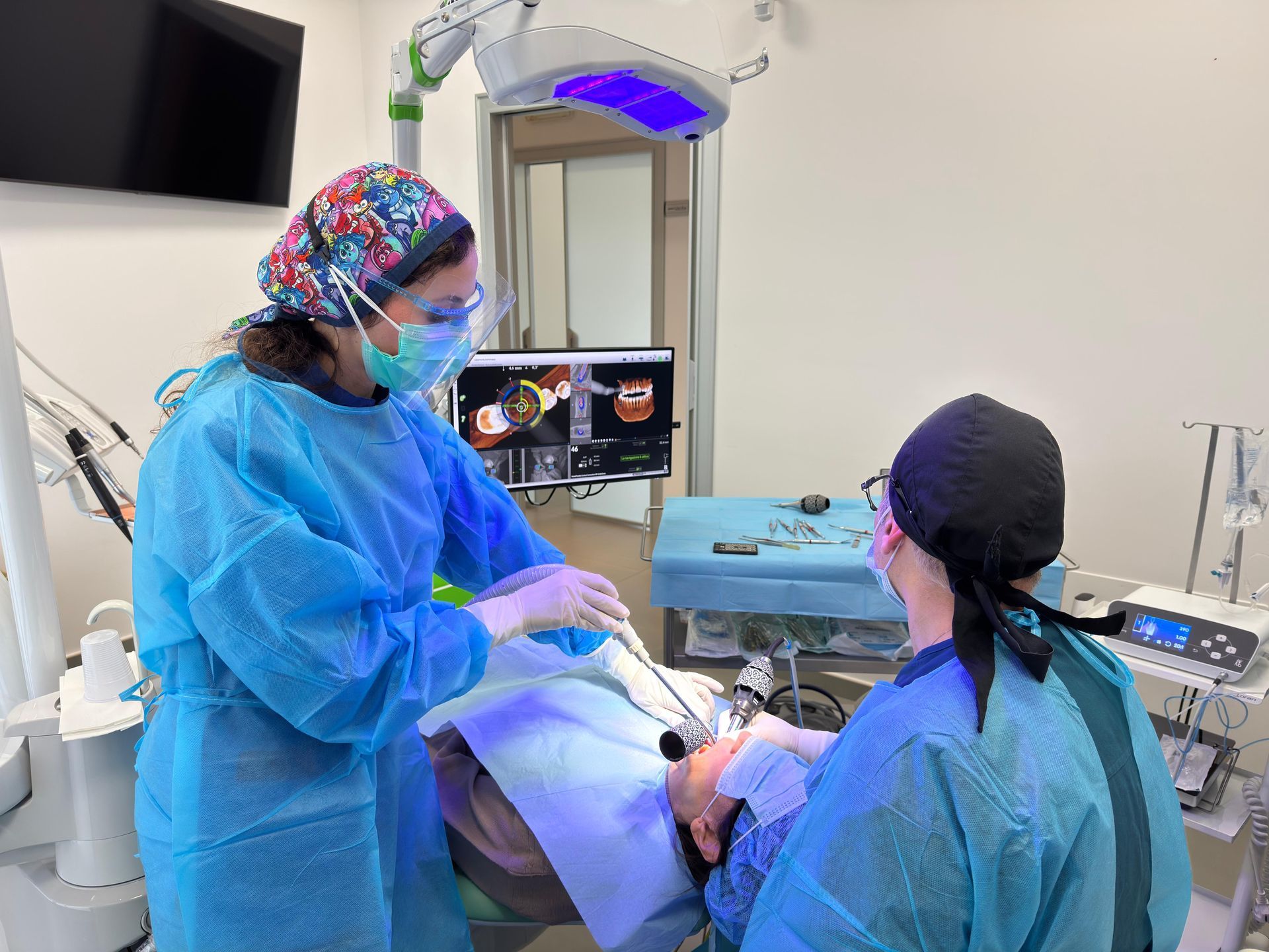 Il Dr  Barbiera alle prese con un caso di implantologia navigata