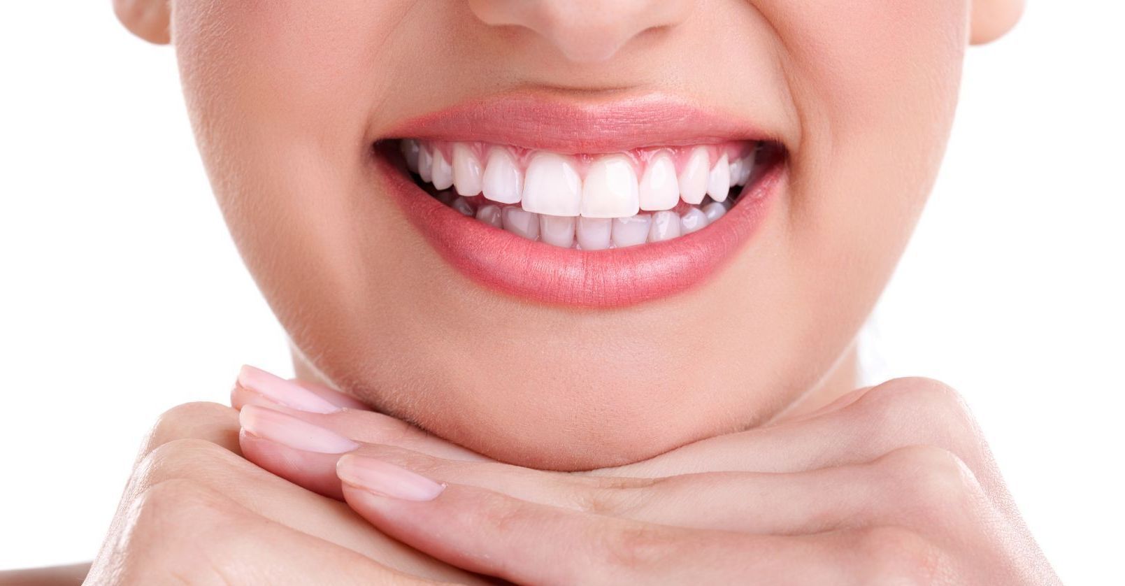 Un primo piano del sorriso di una donna con le mani intorno al collo.