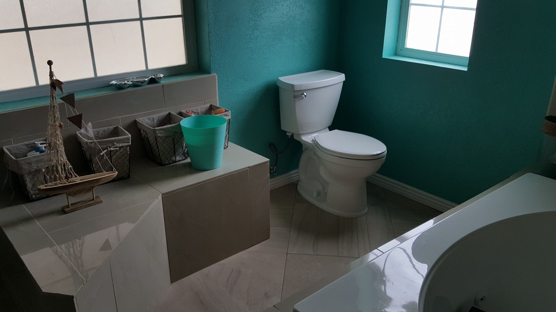 A bathroom with a toilet , sink and bathtub.