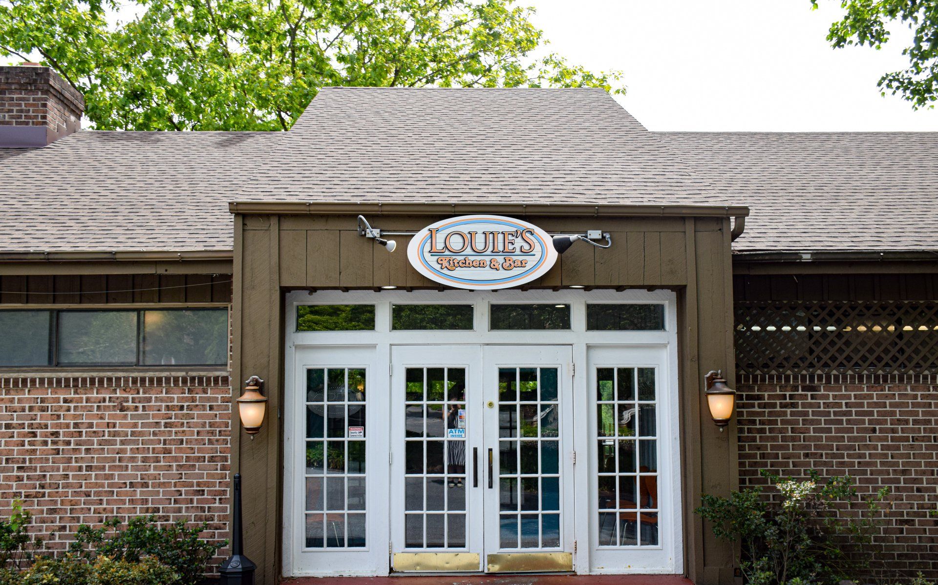 Louis 's restaurant is located in a brick building