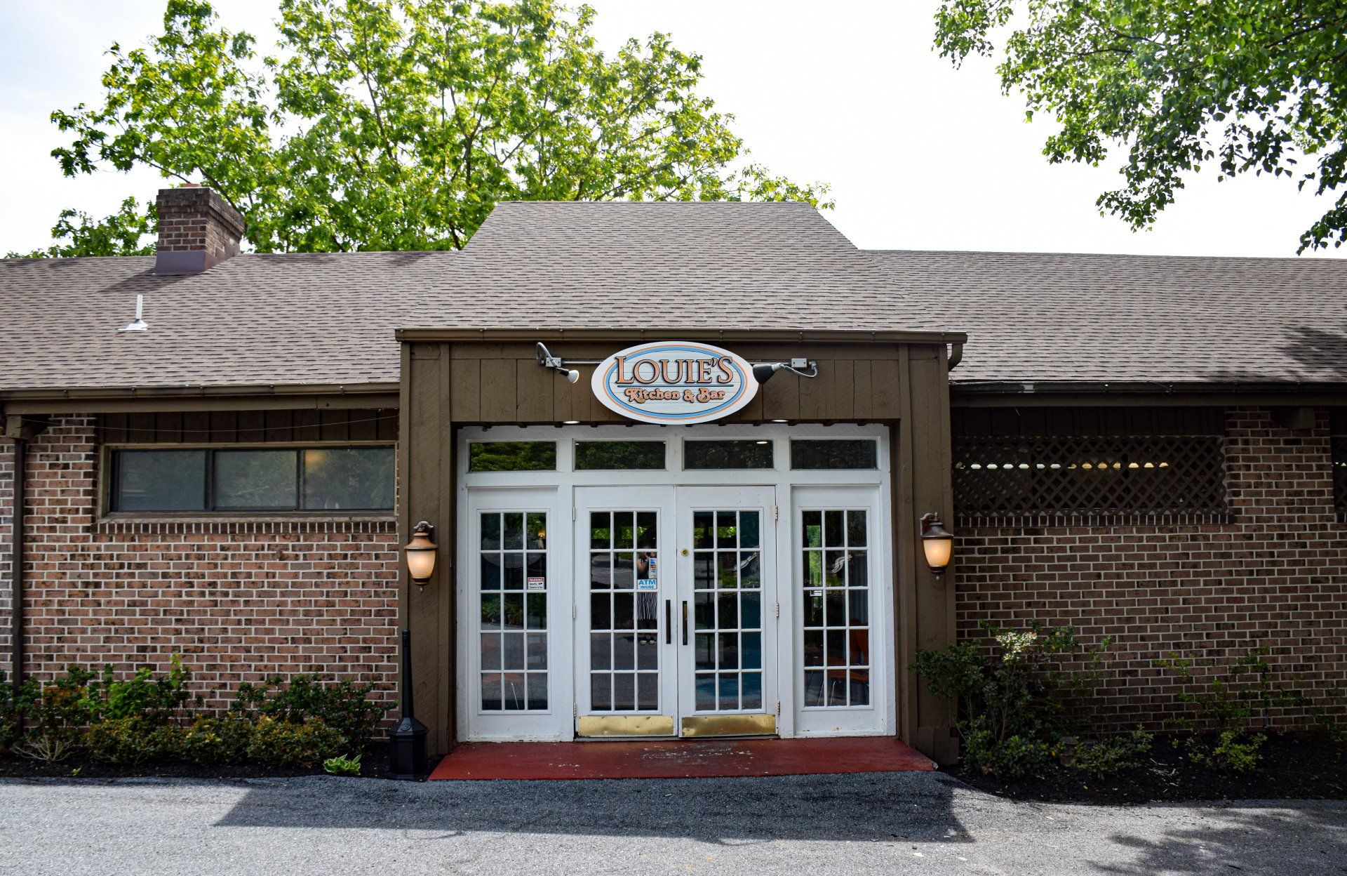 A brick building with a sign that says ' louis 's ' on it