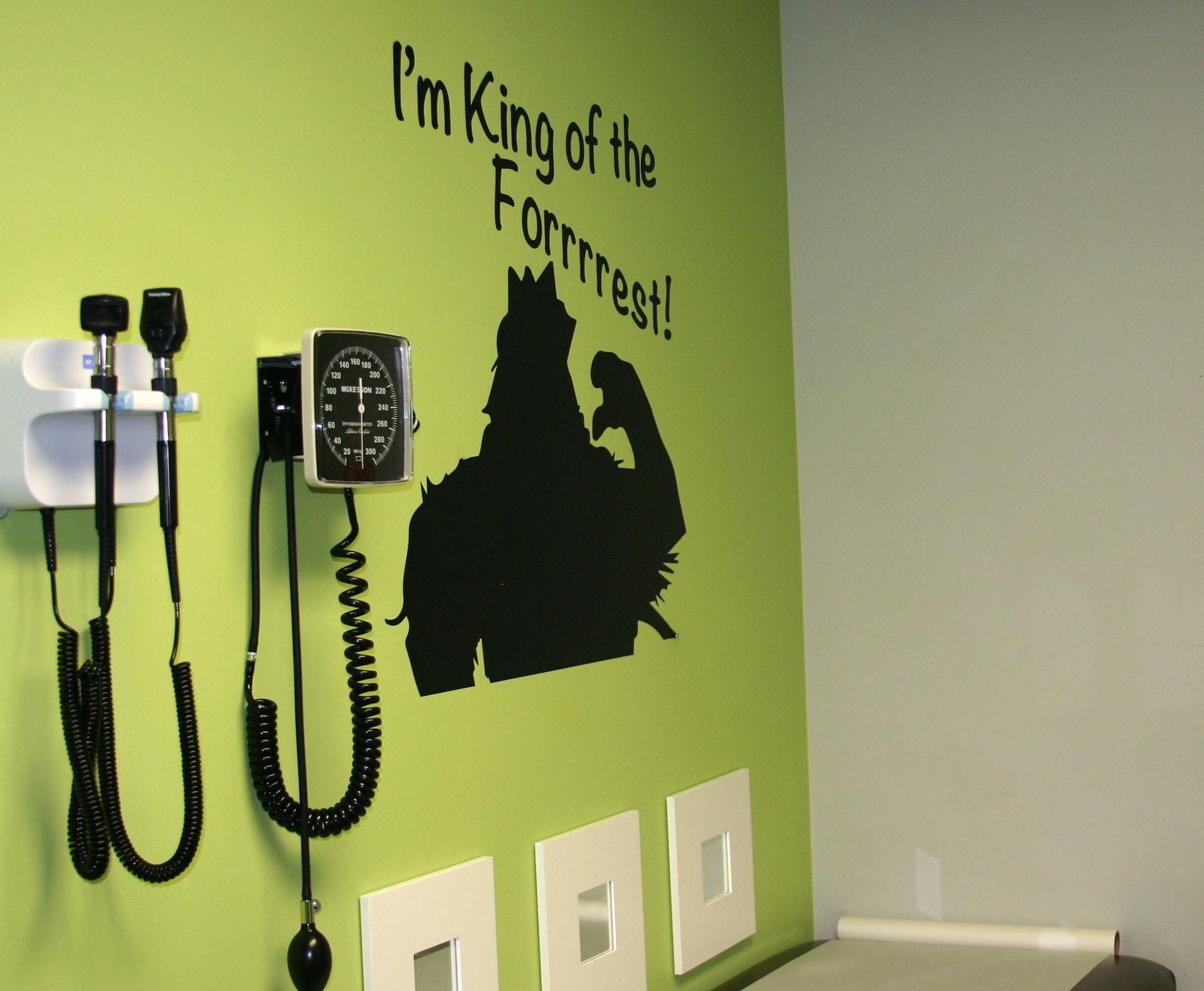 A green wall with a sticker that says i 'm king of the fortress