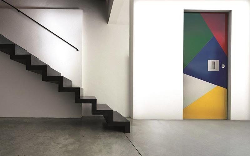 Porta colorata e scala