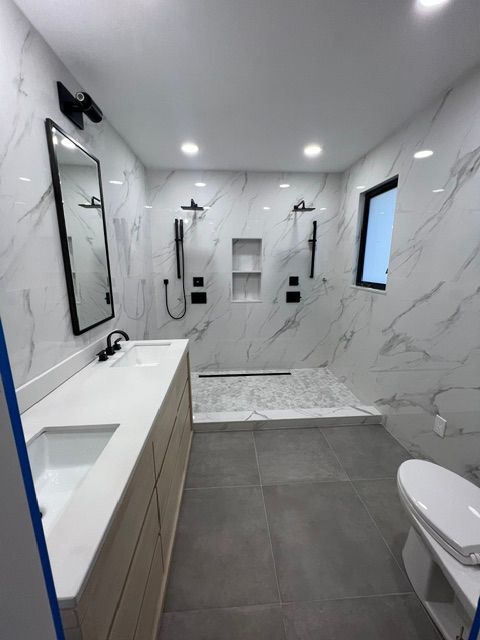 A bathroom with two sinks and a toilet