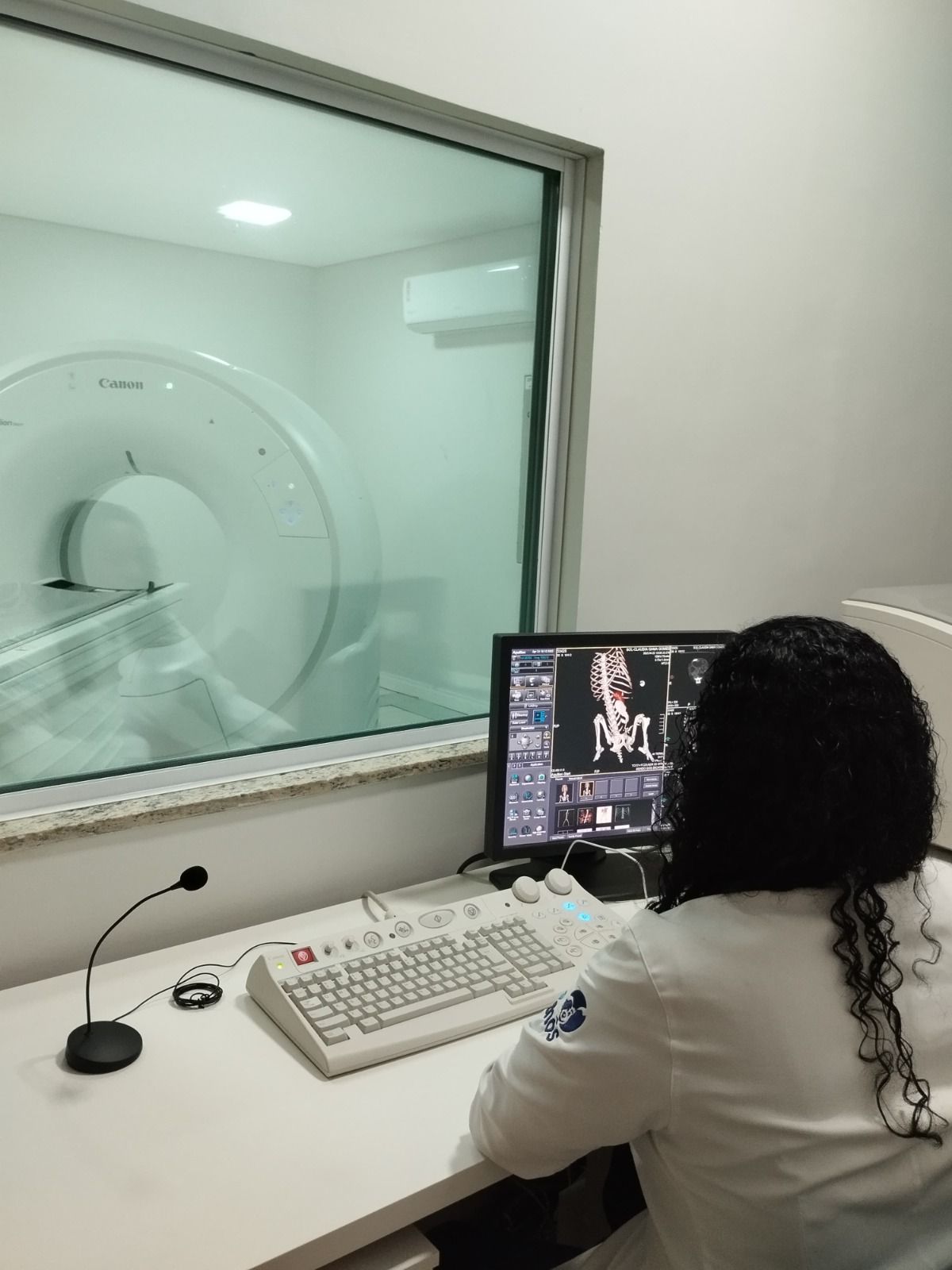 Um Golden Retriever está sentado em uma clínica veterinária moderna. 