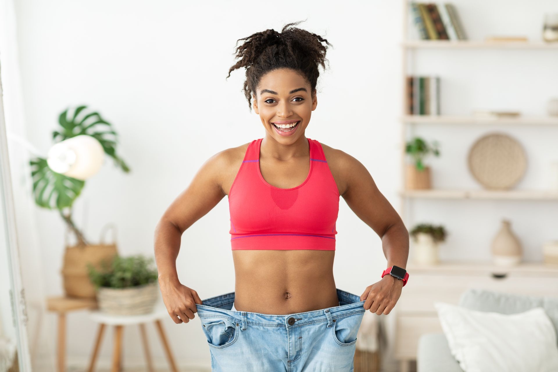 A woman is wearing a pair of oversized jeans.