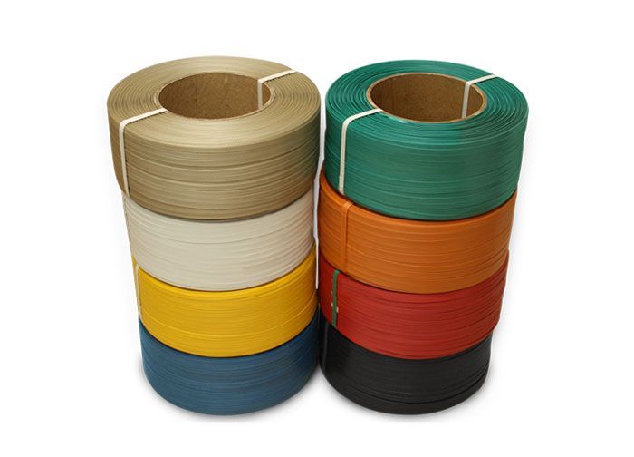 Dos rollos de cinta de plástico para flejes están apilados uno sobre otro.