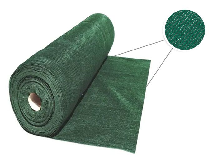 Un rollo de tela de sombra verde con un agujero en el medio.