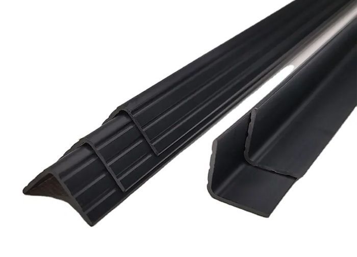 Un par de ángulos de goma negros sobre un fondo blanco.