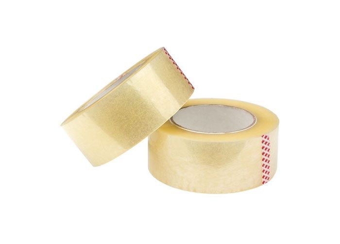 Dos rollos de cinta transparente sobre un fondo blanco.