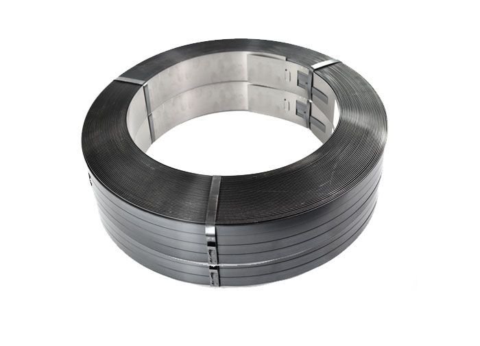 Un primer plano de un anillo de metal sobre un fondo blanco.