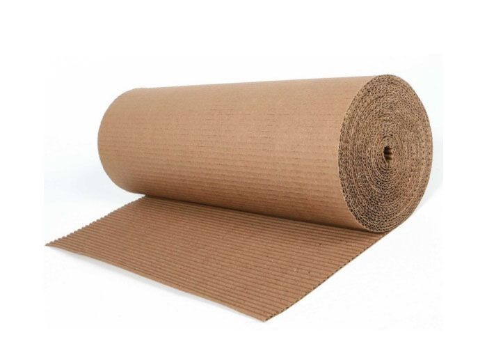 Un rollo de cartón marrón sobre un fondo blanco.