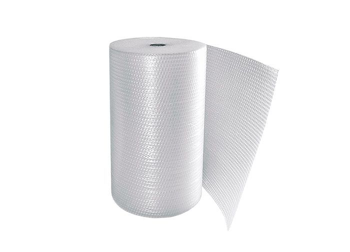 Un rollo de plástico de burbujas sobre un fondo blanco.