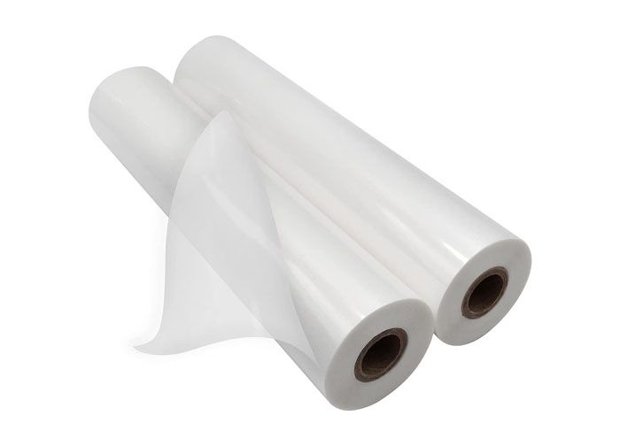 Dos rollos de papel blanco sobre fondo blanco.