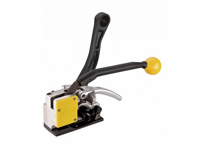 Una herramienta de flejado negra y amarilla con un mango amarillo sobre un fondo blanco.