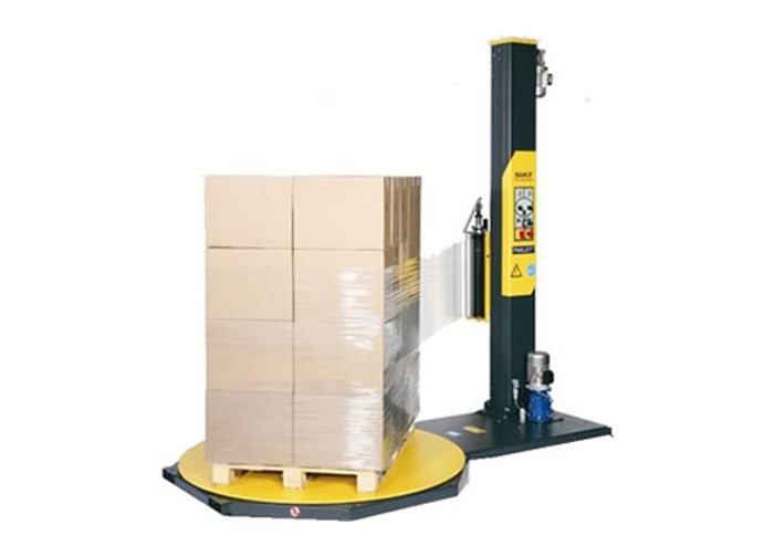Una máquina está envolviendo una pila de cajas en un palé.