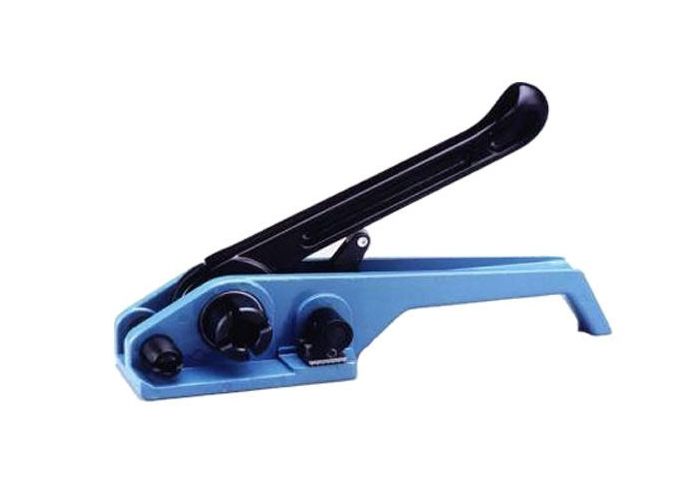 Una herramienta de flejado azul con un mango negro sobre un fondo blanco