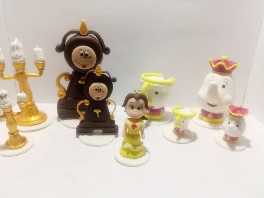 Adornos para tartas con los personajes de La Bella y la Bestia: Bella, Din Don, Lumière, la Sra. Potts y Chip.