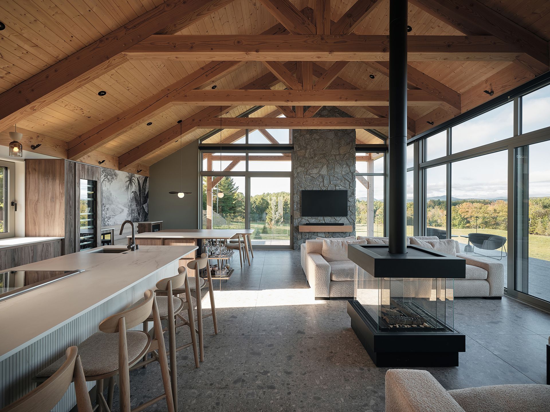 Terrasse avec petite piscine, deux chaises longues et vue sur la forêt.