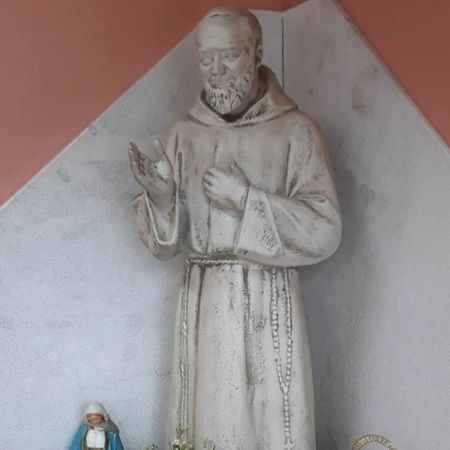 Statua di Padre Pio nella struttura per anziani