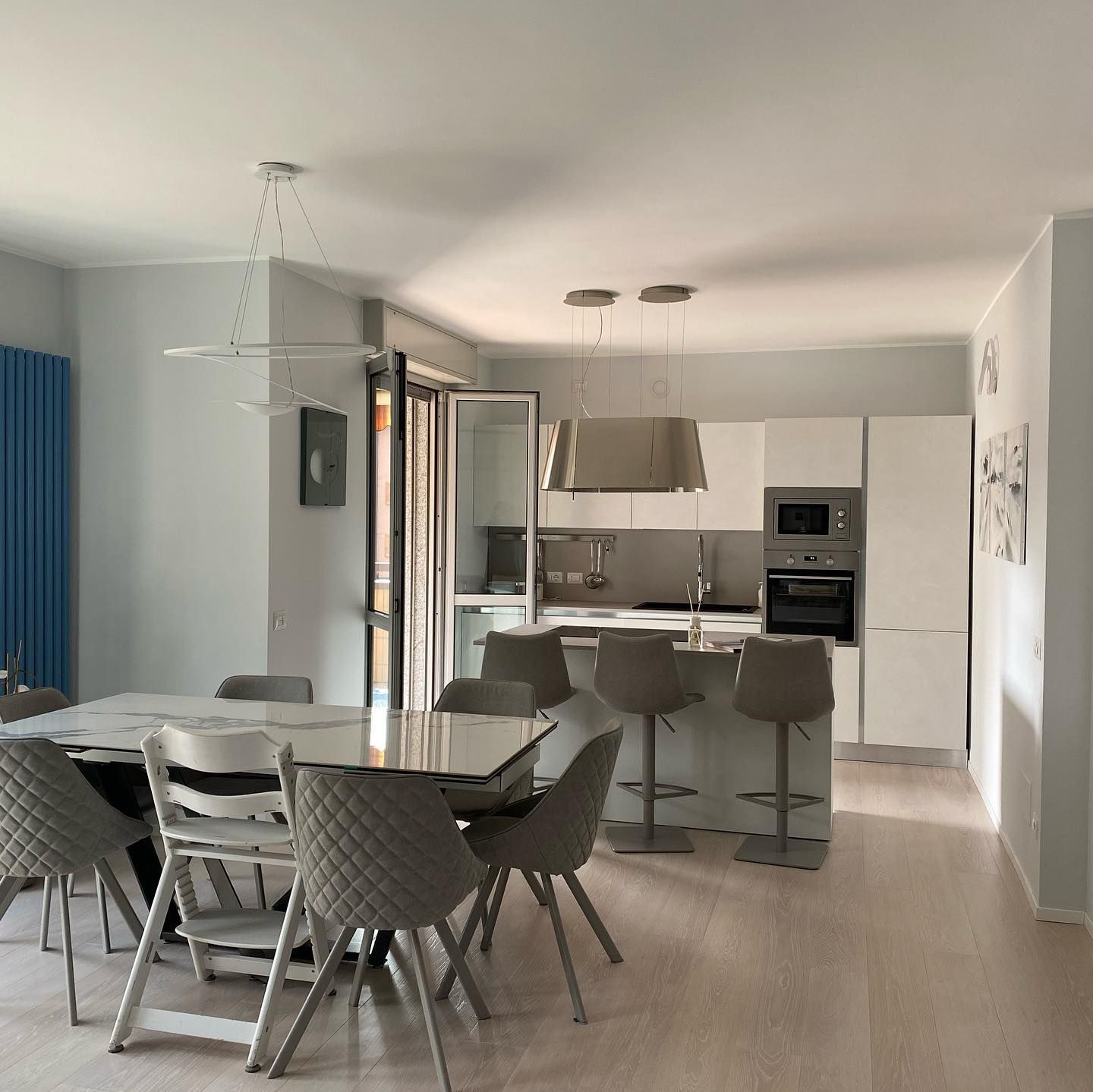 Una cucina con tavolo e sedie