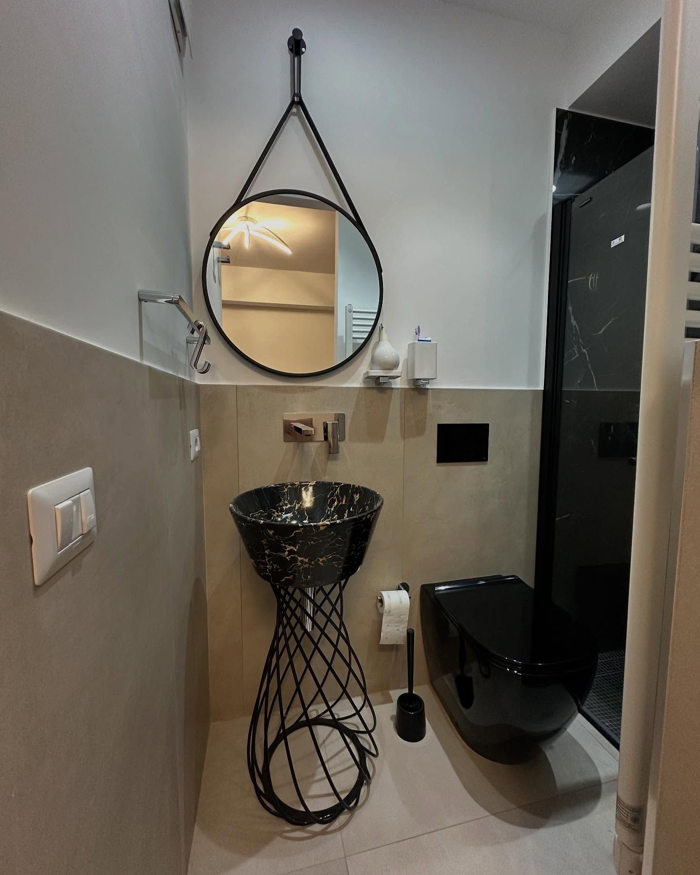 Un bagno con un lavandino, un water e uno specchio