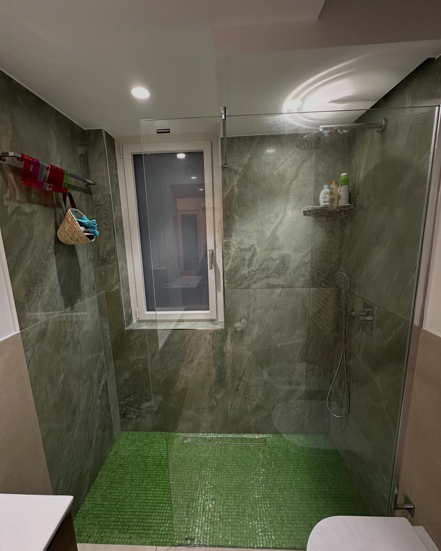 Un bagno con cabina doccia e WC.