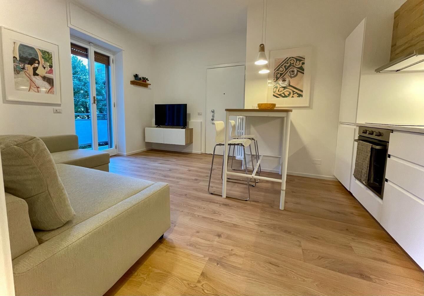 Un soggiorno con divano, tavolo e televisione.