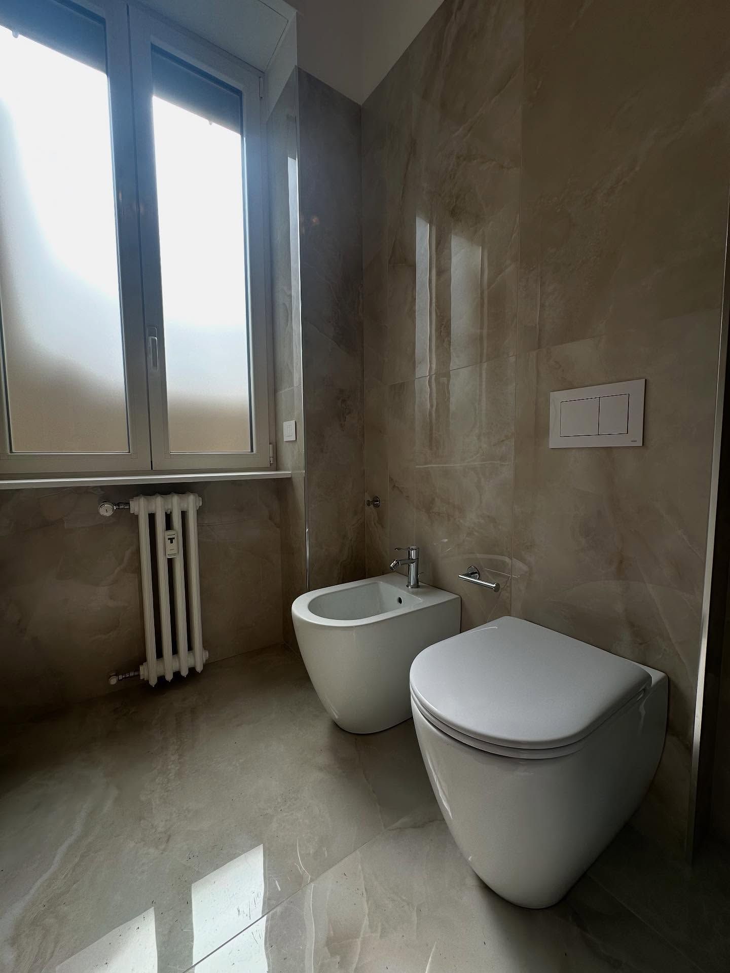 Un bagno con due wc e un bidet