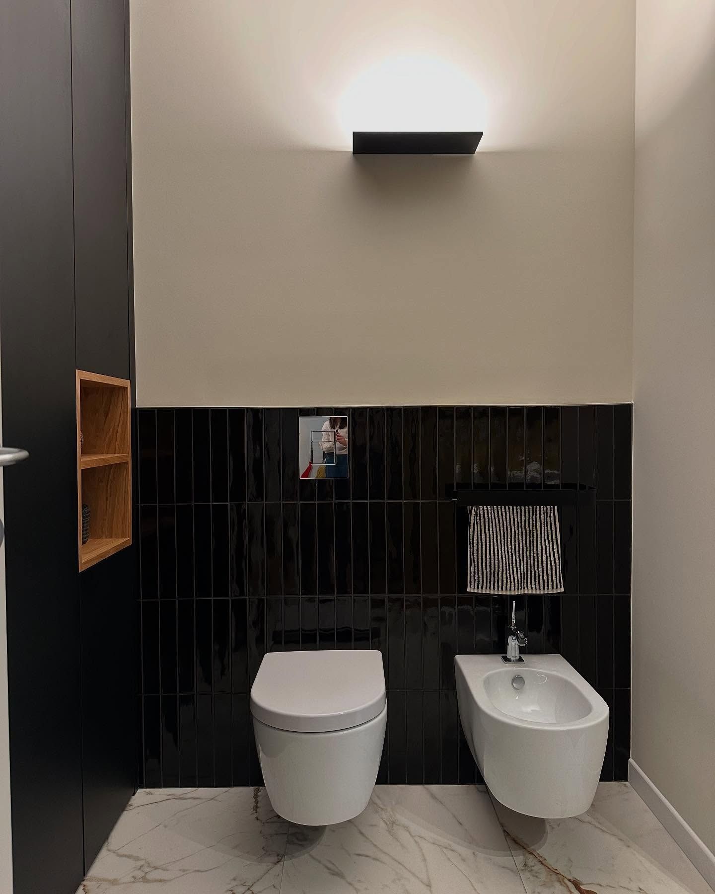 Un bagno con due WC e un bidet.