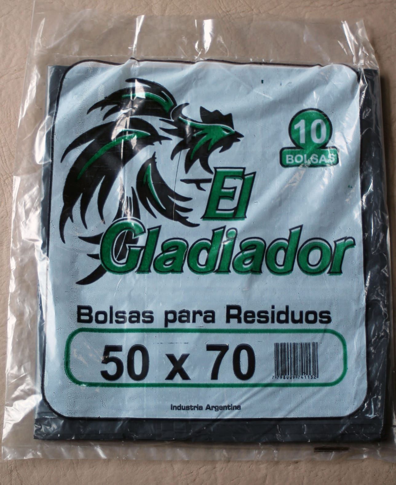 Bolsas de basura negras en empaque con logo 