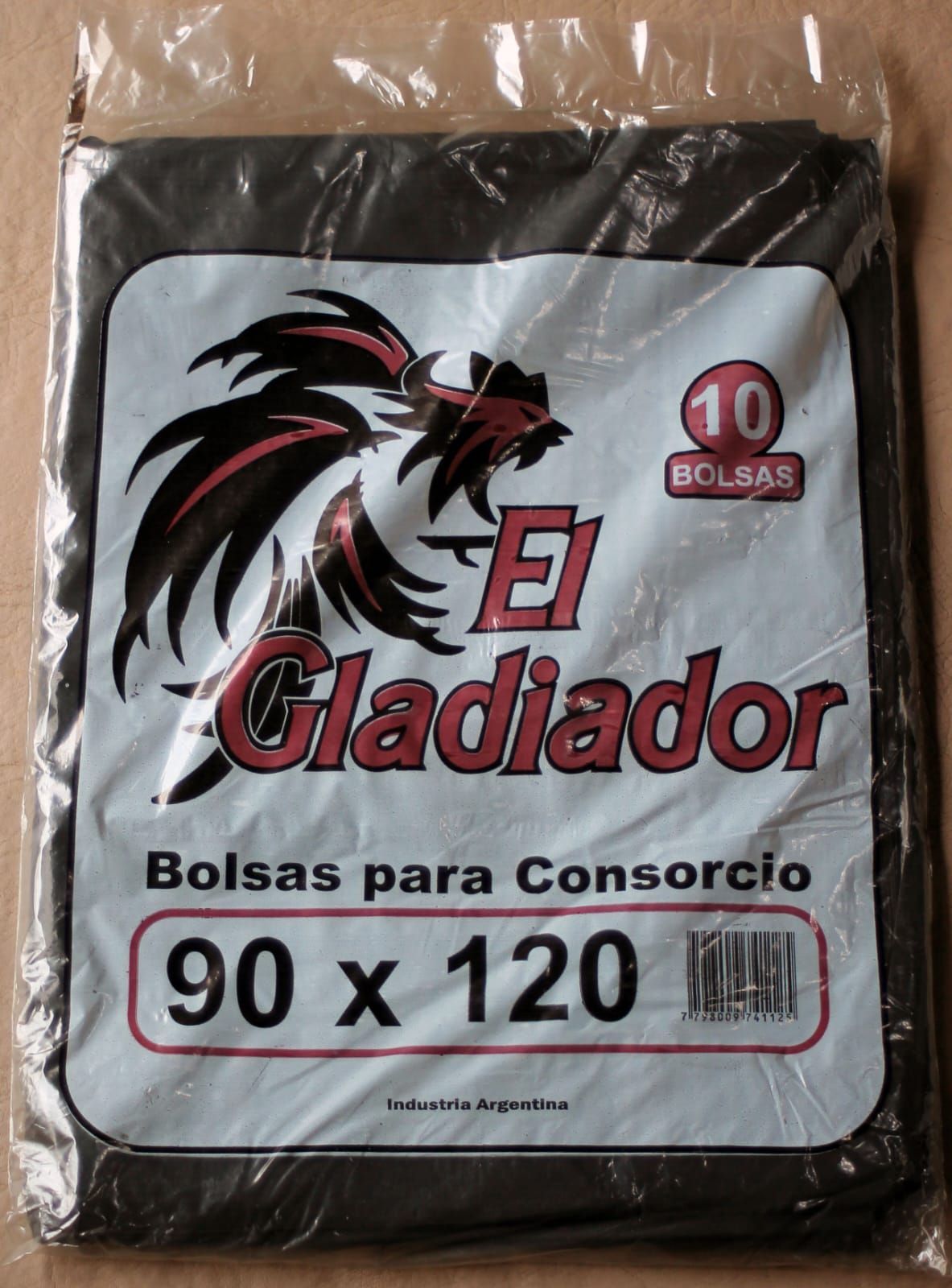 Bolsas de basura negras envueltas en plástico con etiqueta blanca. La etiqueta dice 